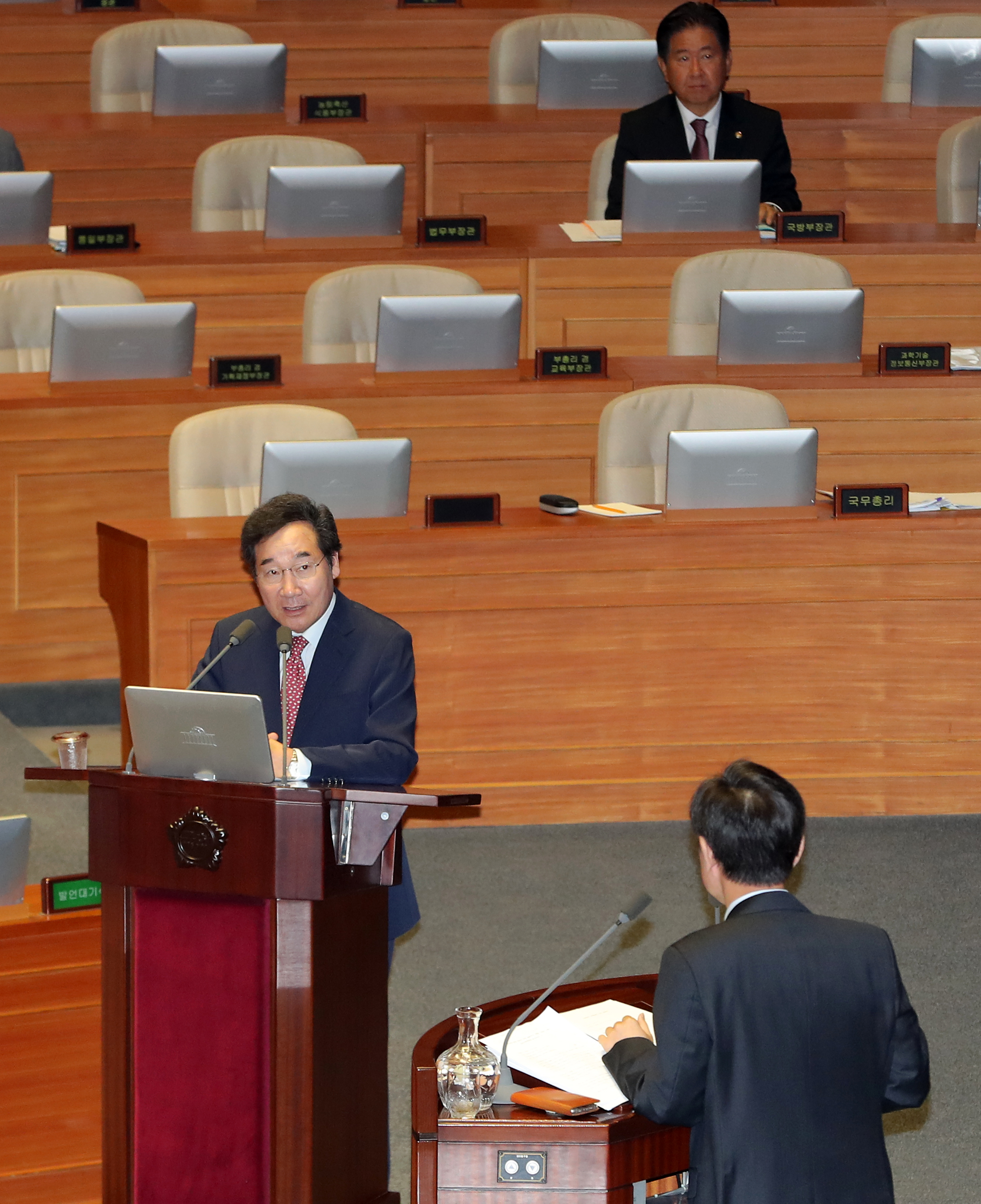 이낙연 국무총리가 1일 열린 국회 본회의에 참석해 하태경 바른미래당 의원의 외교·통일·안보 분야 대정부질문에 답하고 있다. 