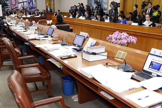 김명수 대법원장이 10일 대법원에서 열린 국회 법제사법위원회의 국정감사에서 인사말을 하자 야당 의원들이 퇴장해 자리가 비어 있다