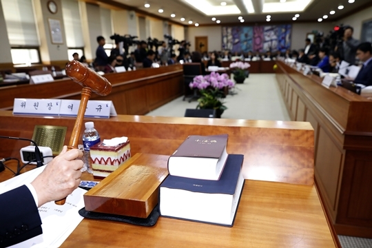 여상규 국회 법사위원장이 10일 서울 서초구 대법원에서 열린 국회 법제사법위원회의 대법원에서 국정감사 시작을 알리는 의사봉을 두드리고 있다