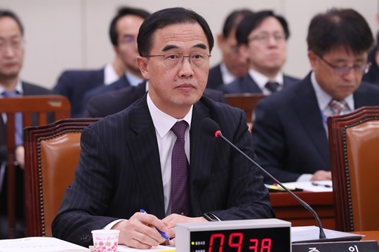 조명균 통일부 장관이 11일 국회에서 열린 외교통일위원회의 통일부에 대한 국정감사에서 의원들의 질의를 듣고 있다


