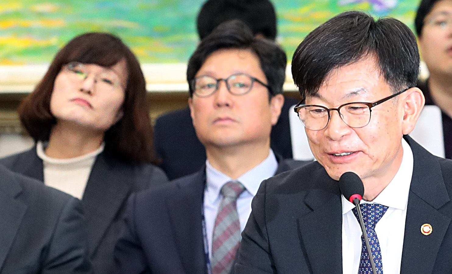 김상조 공정거래위원장이 15일 서울 여의도 국회에서 열린 정무위원회의 공정거래위원회, 한국소비자원, 한국공정거래조정원 국정감사에 출석하여 의원 질의에 답변을 하는동안 증인으로 나온 심판관리관 유선주 국장(왼쪽)이 피곤한 표정을 하고 있다. 