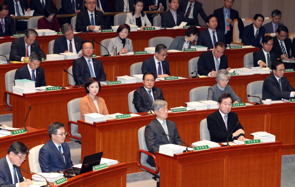 5일 오전 서울 영등포구 여의도 국회에서 열린 국회 예산결산위원회 전체회의에 이낙연 총리와 김동연 경제부총리 등 국무위원들이 참석해 자리에 앉아 있다. 
