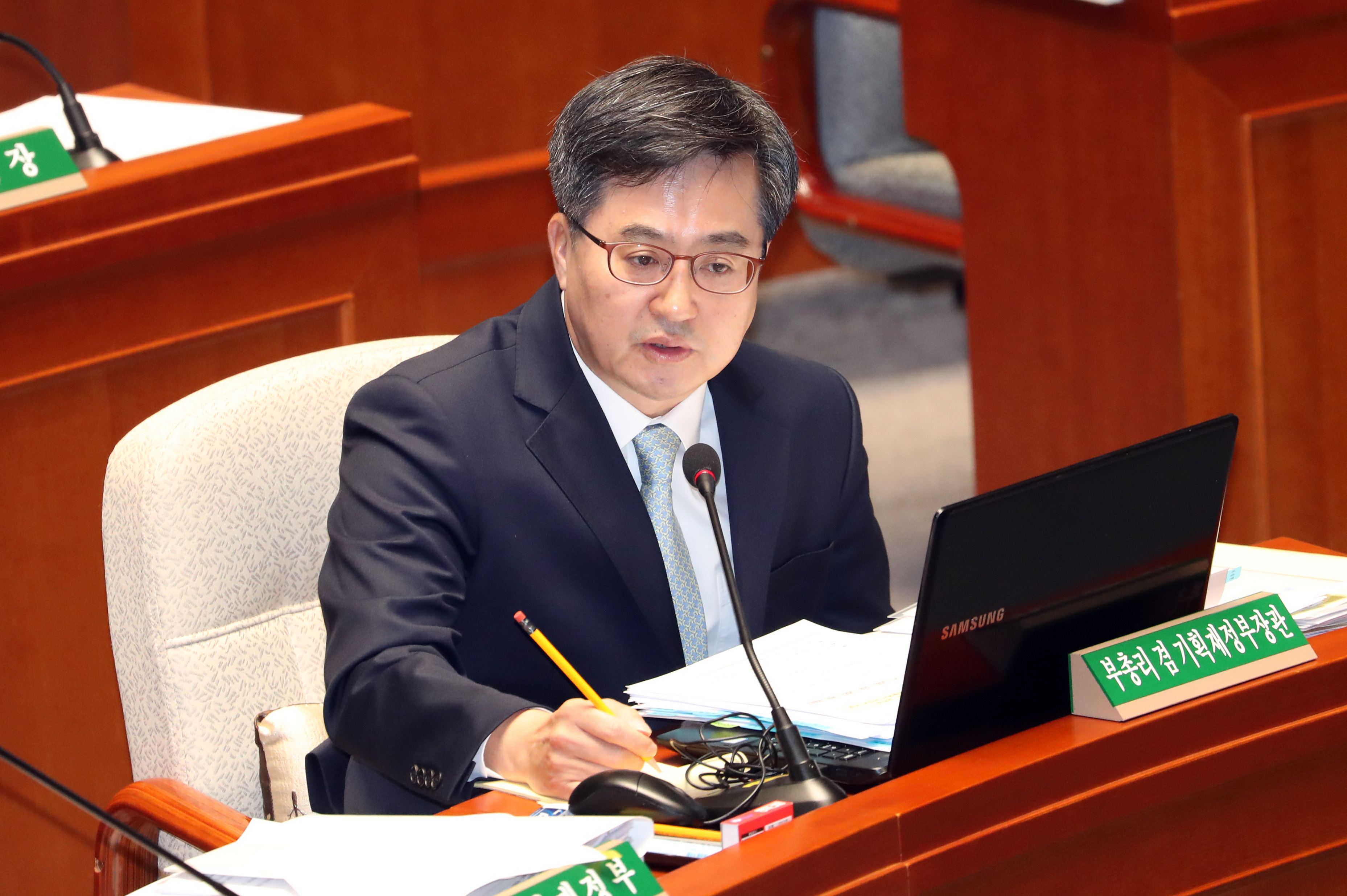 6일 오전 서울 영등포구 여의도 국회에서 열린 예산결산특별위원회 제4차 전체회의에서 김동연 경제부총리 겸 기획재정부 장관이 의원 질의에 답변하고 있다.