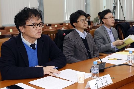 14일 정치개혁특별위원회 '선거제도 개혁 관련 공청회'에서 전문가들로 구성된 진술인들이 우리나라 선거제도와 관련해 의견을 밝히고 있다. 좌측부터 강우진 경북대 교수, 강원택 서울대 교수, 박상훈 정치발전소 학교장.