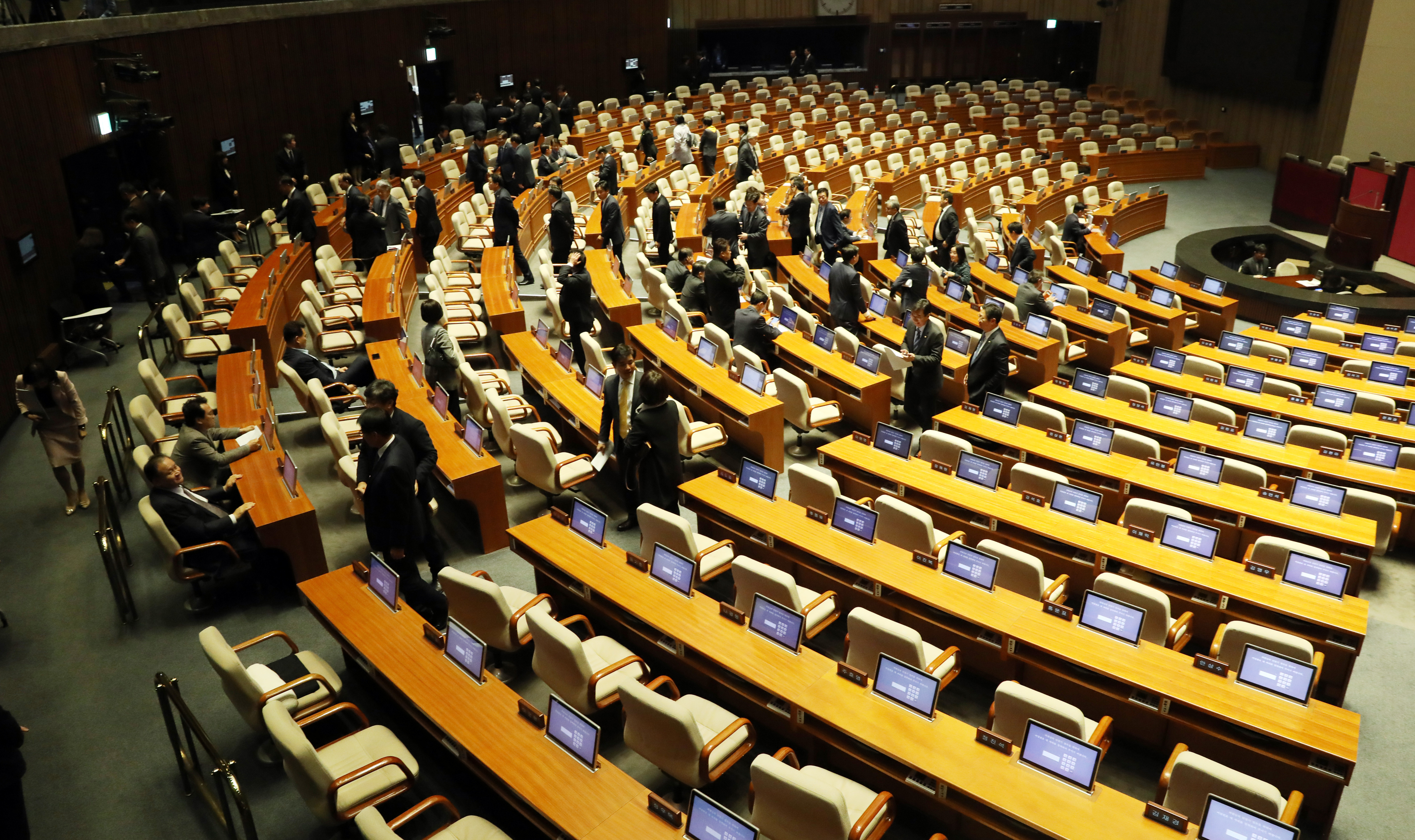 15일 오후 서울 영등포구 여의도 국회 본회의장에서 제364회 국회(정기회) 제12차 본회의가 열릴 예정이었으나 자유한국당과 바른미래당의 불참으로 본회의가 열리지 못하자 더불어민주당 의원들이 본회의장을 나가고 있다. 