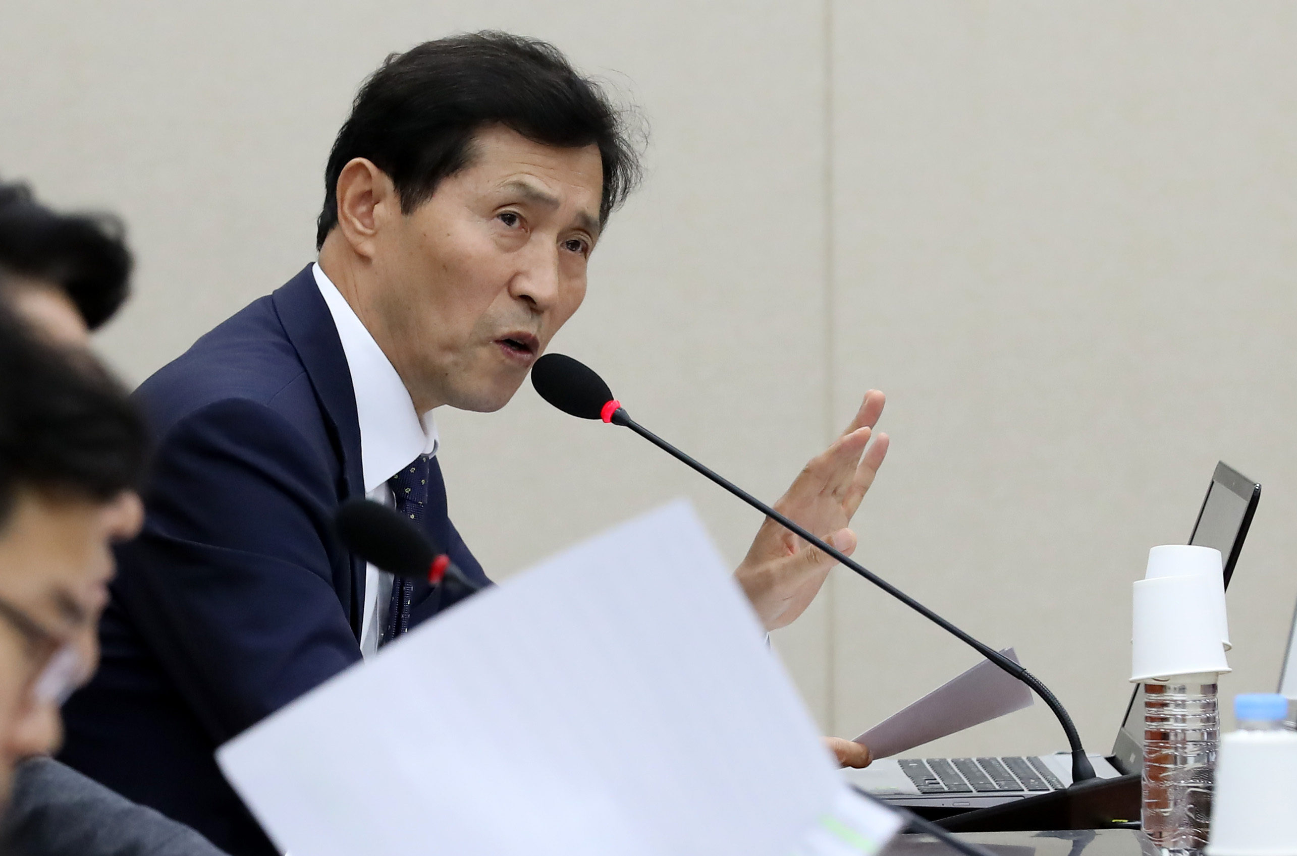 【서울=뉴시스】이영환 기자 = 20일 오후 서울 여의도 국회 정무위원회 회의실에서 열린 국민권익위원회·국가보훈처·한국보훈복지의료공단·독립기념관·88관광개발 국정감사에서 더불어민주당 이학영 이원이 증인으로 출석한 박승춘 전 국가보훈처장에게 질의하고 있다. 2017.10.20. 20hwan@newsis.com