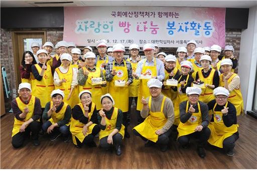 이종후 처장과 직원 30여명은 17일(화) 서울 성동구에 위치한 대한적십자사 서울특별시지사 제빵소를 방문해