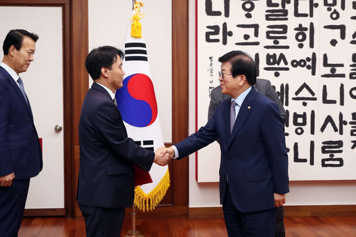 박병석(오른쪽) 국회의장이 8일(수) 의장집무실에서 전상수 신임 국회입법차장에게 임명장을 수여하고 있다.(사진=김진원 촬영관)