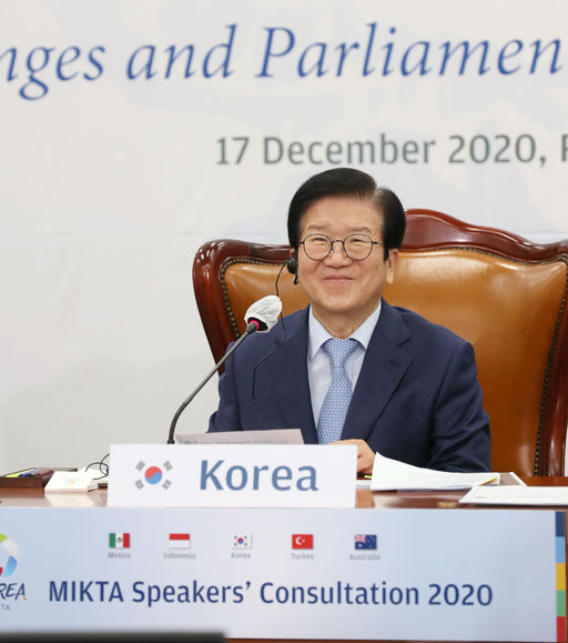박병석 국회의장이 17일(목) 국회에서 개최된 '2020 제6차 믹타(MIKTA) 국회의장회의'에서 화상회의 화면을 통해 다른 참석자의 발언을 듣고 있는 모습 (사진=임진완 촬영관) 