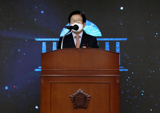 박병석 국회의장이 12일(화) 국회 본관 후면 1층에서 열린 '이음마당' 제막식 행사에서 축사를 하고 있다. (사진=국회사무처 사진팀)