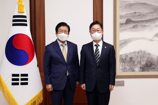 박병석 국회의장은 1일(월) 오후 의장집무실에서 박범계 신임 법무부 장관의 예방을 받고