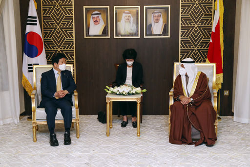 박병석 국회의장이 14일 오전(현지시각) 중동 순방 두번째 국가인 바레인 마나마 소재 하원에서 파우지아 빈트 압둘라 자이날(Fawzia bint Abdulla Zainal) 하원의장과의 회담을 하고 있다.(사진=국회사무처 사진팀)