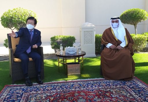 박병석 국회의장이 지난 15일 오후(현지시간) 바레인 수도 마나마에 위치한 사프리아 왕궁에서 살만 빈 하마드 빈 이사 알 칼리파(Salman bin Hamad bin Isa Al Khalifa) 총리 겸 왕세자와 면담하고 있다.(사진=김진원 촬영관)