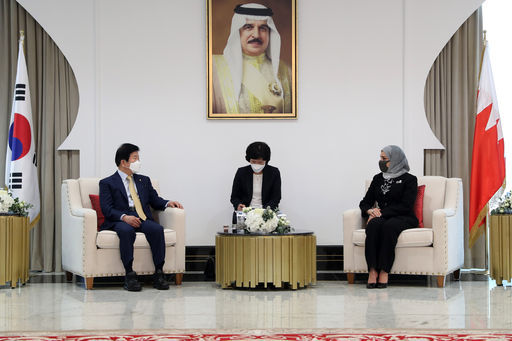 박병석 국회의장이 지난 14일 오전(현지시간) 중동 순방 두번째 국가인 바레인 마나마 소재 하원에서 파우지아 빈트 압둘라 자이날(Fawzia bint Abdulla Zainal) 하원의장과 회담을 하고 있다.(사진=김진원 촬영관)