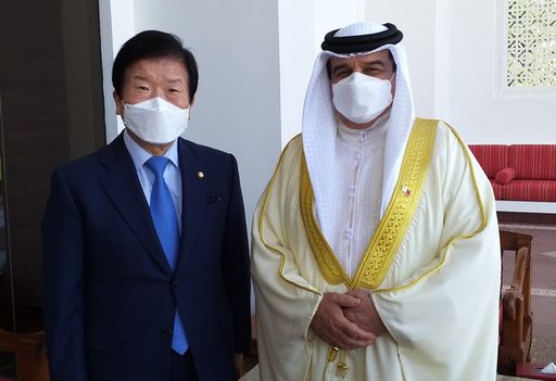 박병석 국회의장이 지난 14일 오후(현지시간) 바레인 수도 마나마 사프리아 왕궁에서 하마드 빈 이사 알 칼리파(Hamad bin Isa Al Khalifa) 바레인 국왕과 면담하고 있다.(사진=김진원 촬영관)