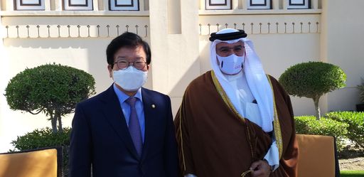 박병석 국회의장이 지난 15일 오후(현지시간) 바레인 수도 마나마에 위치한 사프리아 왕궁에서 살만 빈 하마드 빈 이사 알 칼리파(Salman bin Hamad bin Isa Al Khalifa) 총리 겸 왕세자와 면담하고 있다.(사진=김진원 촬영관)
