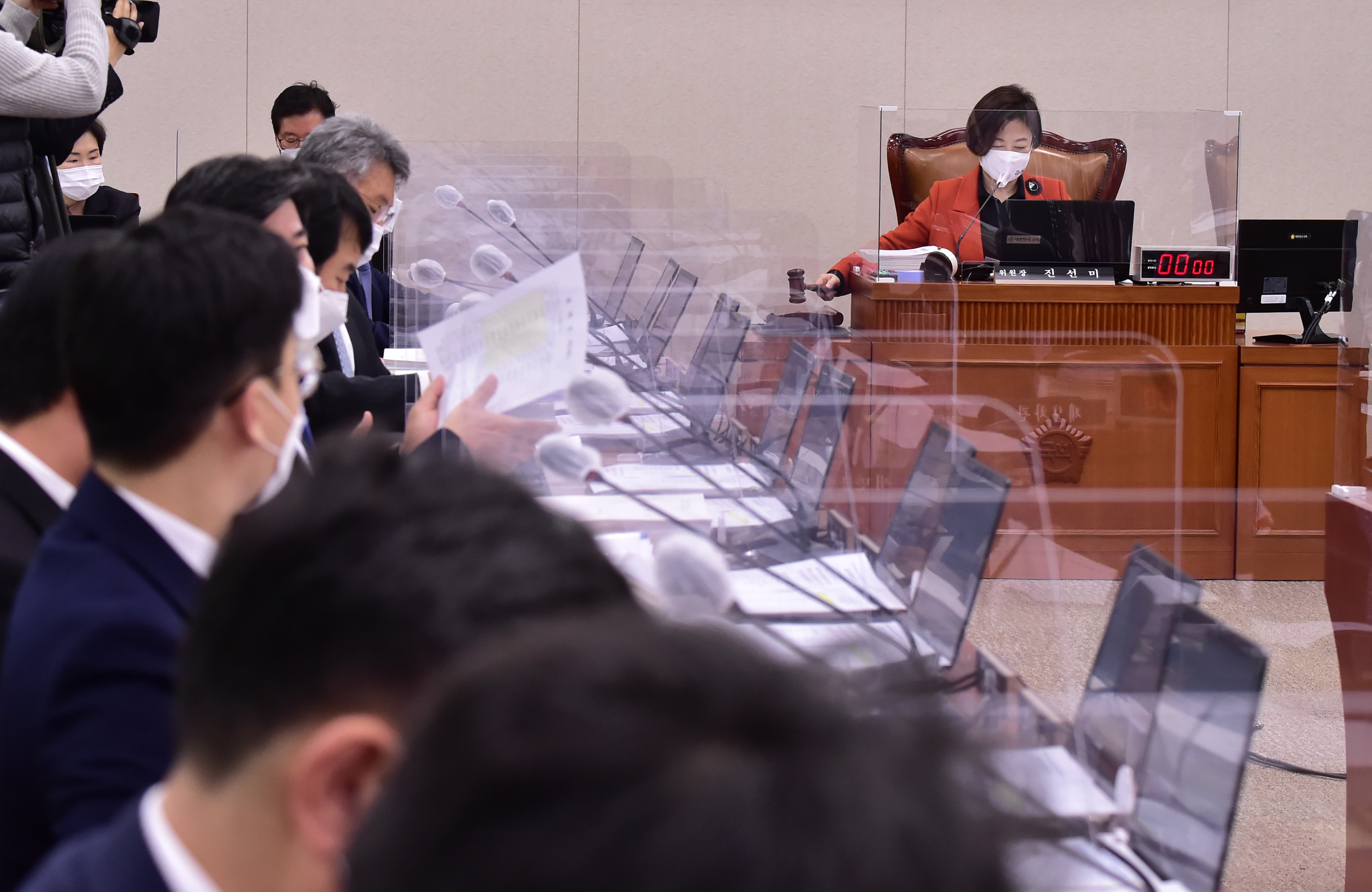 진선미 국회 국토교통위원회 위원장이 지난달 22일 열린 제384회국회(임시회) 제5차 국토위 전체회의에서 의사봉을 두드리고 있는 모습 (사진=뉴시스)
