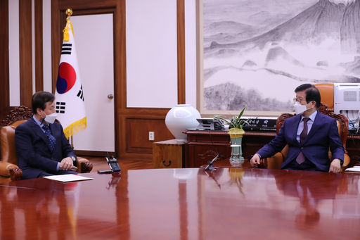 박병석(오른쪽) 국회의장이 13일(화) 의장집무실을 예방한 도종환 더불어민주당 비상대책위원장과 대화하고 있다.(사진=뉴시스)