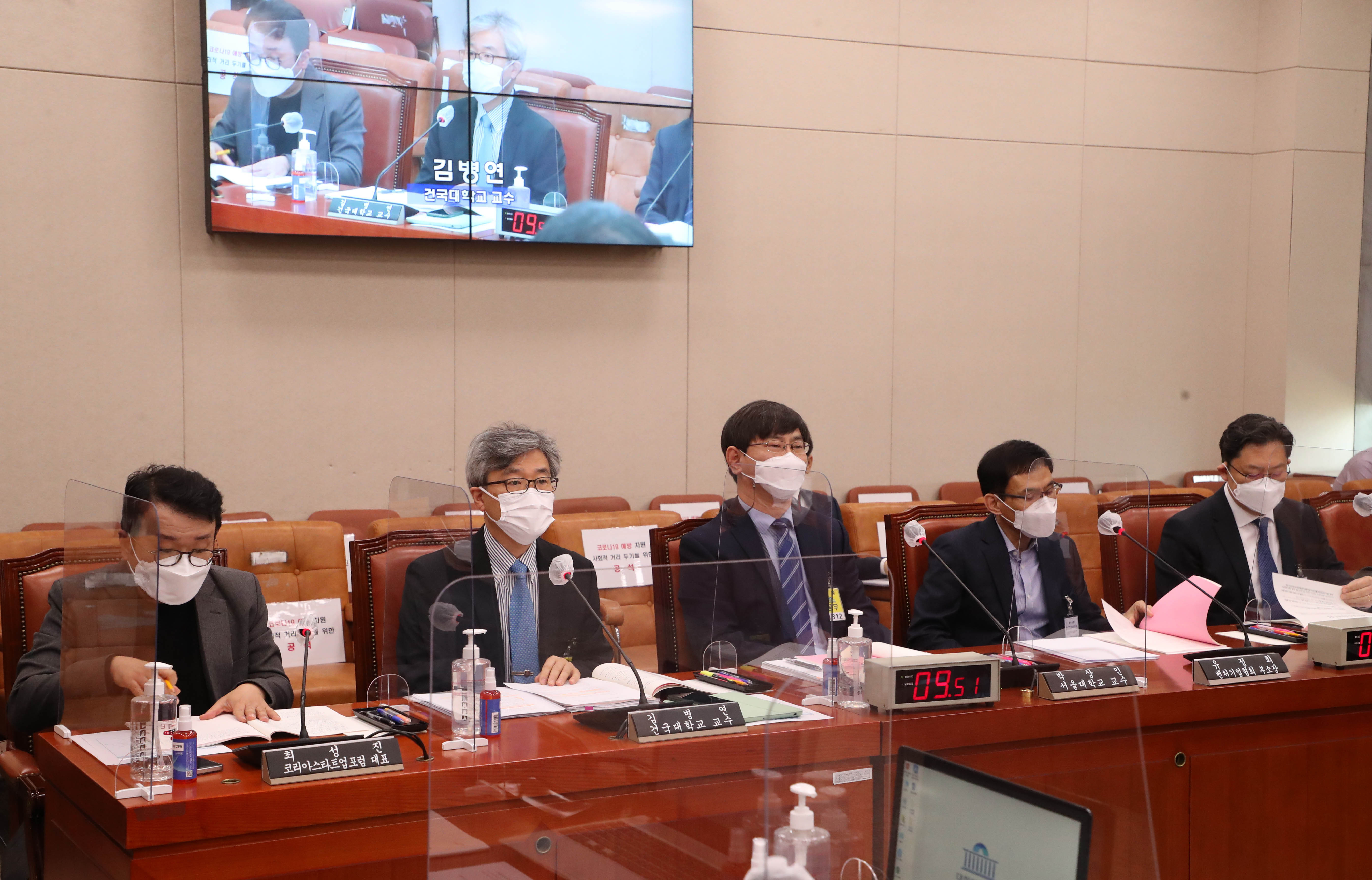 13일 오전 서울 여의도 국회 산업통상자원중소벤처기업위원회 전체회의에서 열린 복수(차등)의결권에 대한 공청회에서 참석자들이 발언을 하고 있다. 최성진(왼쪽부터) 코리아스타트업포럼 대표,김병연 건국대학교 교수,박상인 서울대학교 교수,유정희 벤처기업협회 부소장,김우찬 고려대학교 교수. 