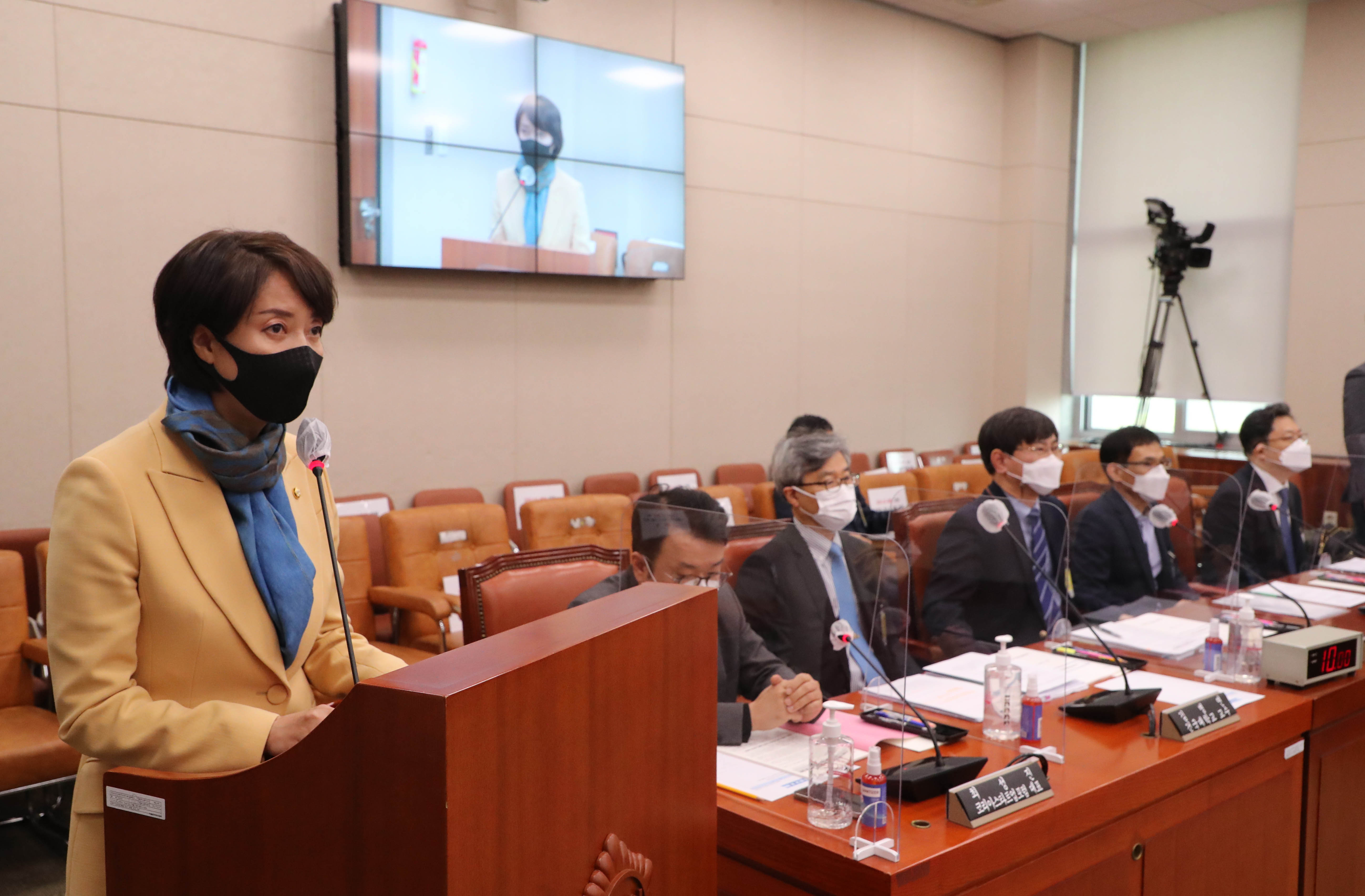 이영 국민의힘 의원이 13일 오전 서울 여의도 국회 산업통상자원중소벤처기업위원회 전체회의에서 열린 복수(차등)의결권에 대한 공청회에서 발언을 하고 있다. 
