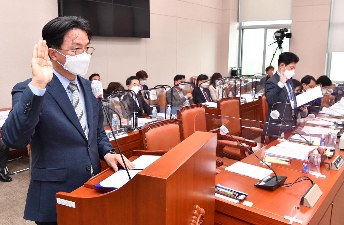 25일(화) 국회 산업통상자원중소벤처기업위원회 전체회의장에서 열린 '손실보상법 관련 입법청문회'에서 참고인이 발언하고 있다.(사진=뉴시스)