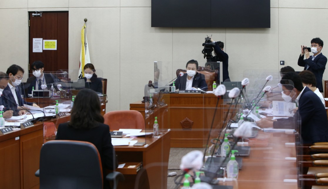 국회 보건복지위원회 제1법안심사소위원회(소위원장 강기윤)는 26일(수) 제387회국회(임시회) 제2차 회의를 열고 '수술실 영상정보처리기기(CCTV) 설치 관련 「의료법 일부개정법률안」에 대한 공청회'를 개최했다.

