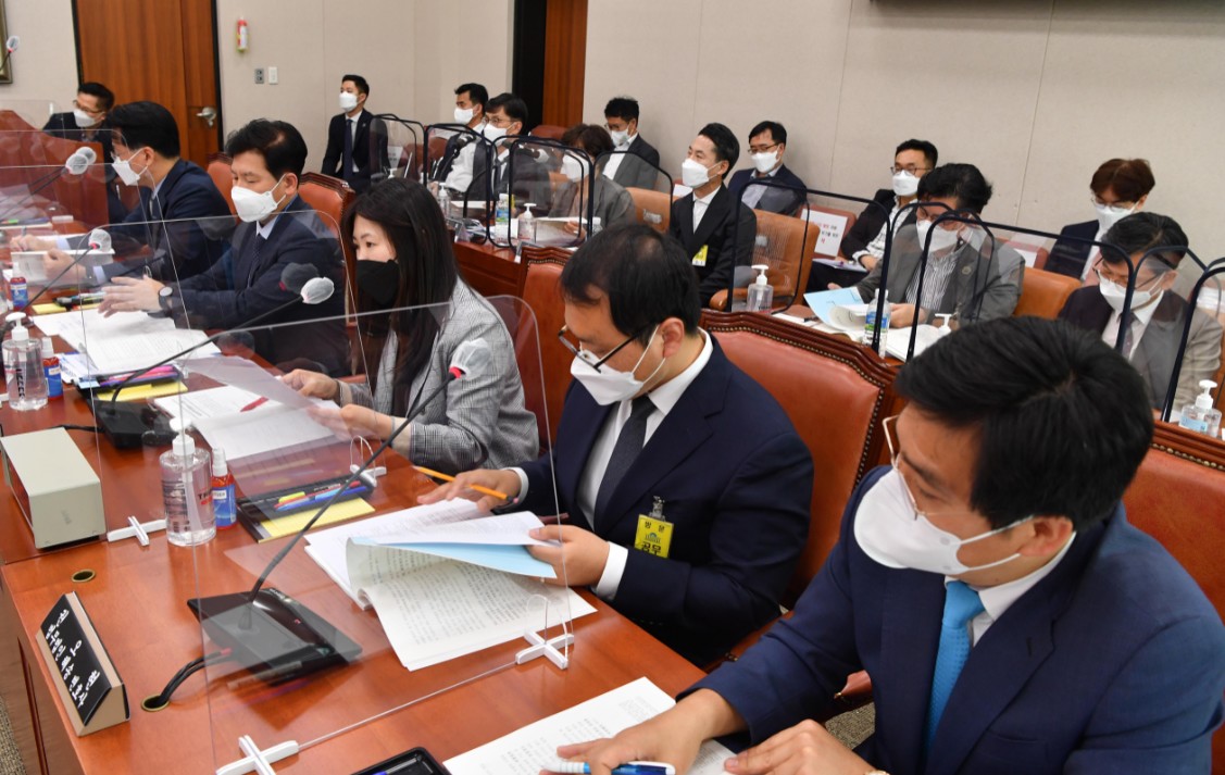 국회 산업통상자원중소벤처기업위원회가 25일(화) 개최한 '손실보상법 관련 입법청문회'가 이학영 위원장 주재로 진행 중인 모습.(사진=뉴시스)
