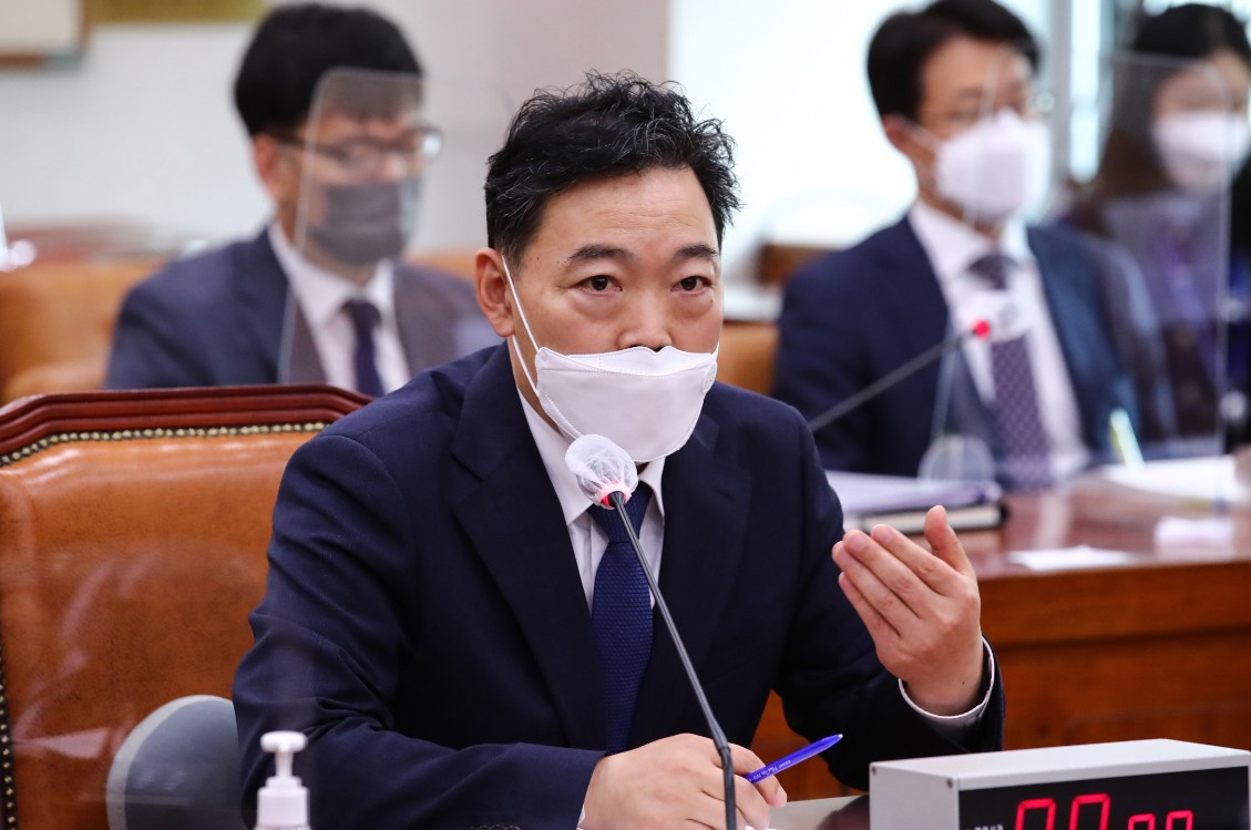 김오수 검찰총장 후보자가 26일(수) 서울 여의도 국회 법제사법위원회(위원장 윤호중)에서 열린 인사청문회에서 질의에 답변하고 있다. (사진=뉴시스)