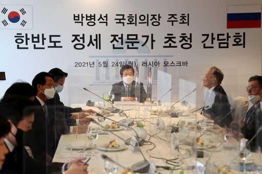 박병석 국회의장이 현지시간으로 24일(월) 러시아 모스크바에 있는 롯데호텔에서 러시아 측 한반도 전문가들과 간담회를 진행하고 있다.(사진=김지범 촬영관)