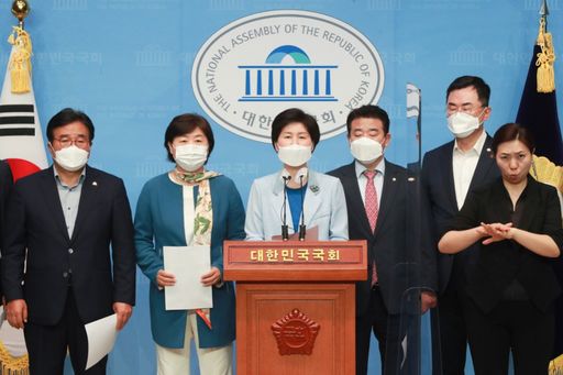 3일(목) 서울 여의도 국회 소통관에서 백혜련(왼쪽에서 세 번째) 더불어민주당 의원이 「일본 도쿄올림픽조직위원회의 일본 영토 지도 내 독도 표기 규탄 결의안」 발의 관련 기자회견을 하고 있다.(사진=뉴시스)