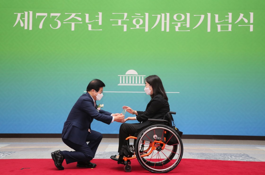 박병석 국회의장은 4일(금) 국회의사당 본관 중앙홀에서 열린 제73주년 국회개원기념식에서 '제1회 대한민국 국회 의정대상'을 시상했다.