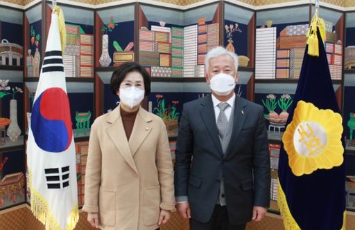 김상희 국회부의장은 6일(목) 오후 부의장집무실에서 이평구 한국지질자원연구원장의 예방을 받았다.