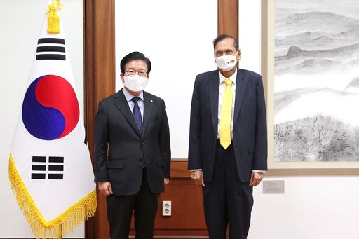 박병석 국회의장은 7일(금) 오후 의장집무실에서 피리스 스리랑카 외교장관의 예방을 받았다.
