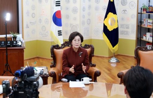 김상희 국회부의장은 21일(금) 오후 부의장집무실에서 KBS '시사기획 창'과 '아동학대 사망사건 진상조사 특별법' 촉구 관련 인터뷰를 진행했다.