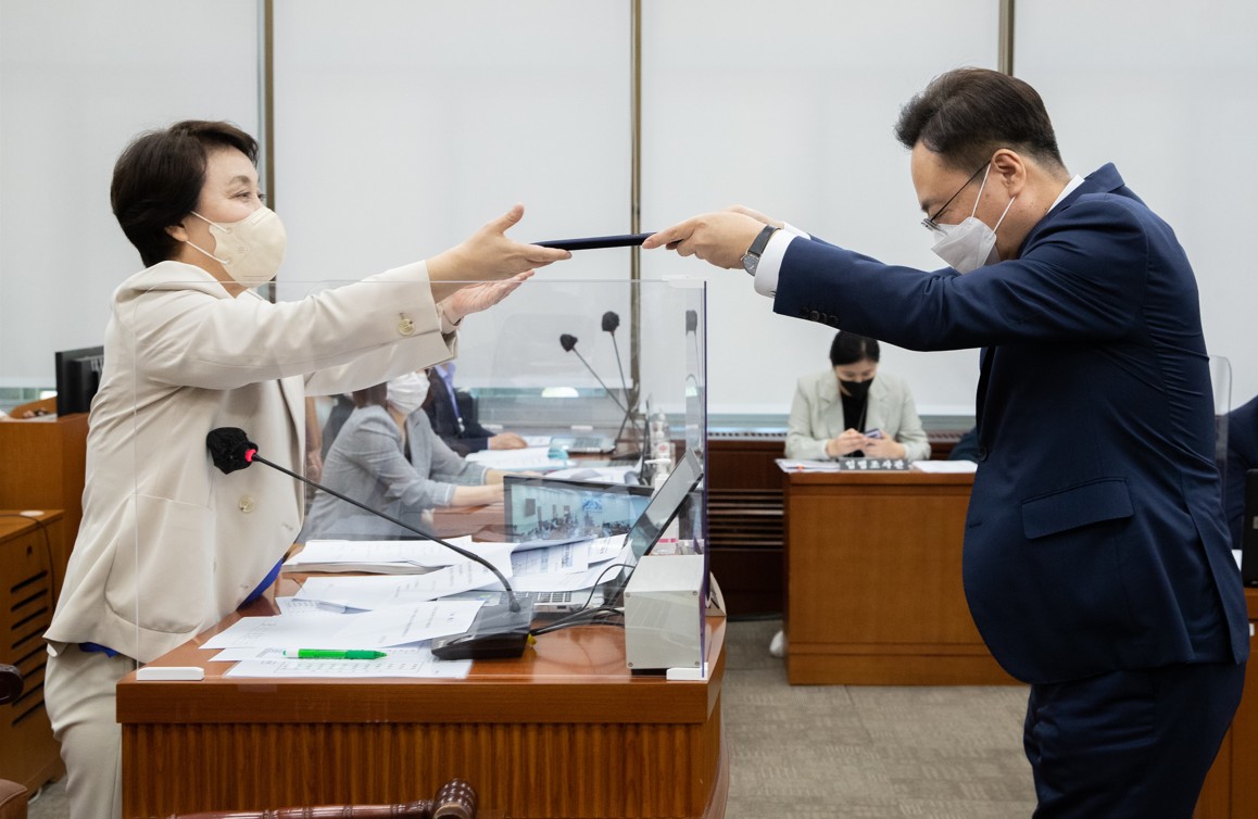 조규홍 보건복지부 장관 후보자가 27일(화) 국회 보건복지위원회(위원장 정춘숙) 제400회국회(정기회) 제3차 전체회의에서 열린 인사청문회에서 의원 질의에 답하고 있다.(사진=뉴시스)