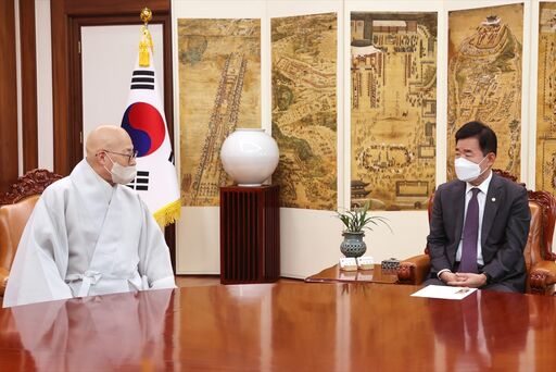 김진표 국회의장이 24일(월) 오후 의장집무실에서 지난 5일(수) 취임한 조계종 총무원장 진우스님과 차담을 나누고 있다.