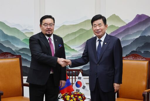 김진표 국회의장은 26일(수) 오전 의장접견실에서 검버자브 잔당샤타르 몽골 국회의장과 회담