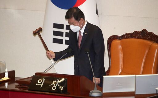 10일(목) 서울 여의도 국회에서 열린 본회의에서 김진표 국회의장이 의사봉을 두드리며 개의를 선언하고 있다. (사진=뉴시스)