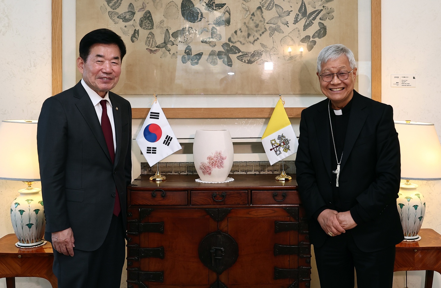 이탈리아를 방문 중인 김진표 국회의장은 한국-교황청 수교 60주년을 기념해 현지시간 13일(월) 주교황청 대사관저에서 유흥식 추기경(교황청 성직자부 장관)