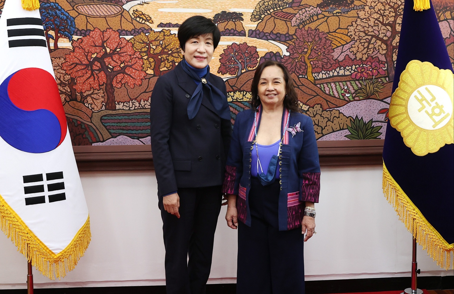 김영주 국회부의장은 27일(월) 부의장 집무실에서 글로리아 마카파갈 아로요 필리핀 하원 수석부의장과