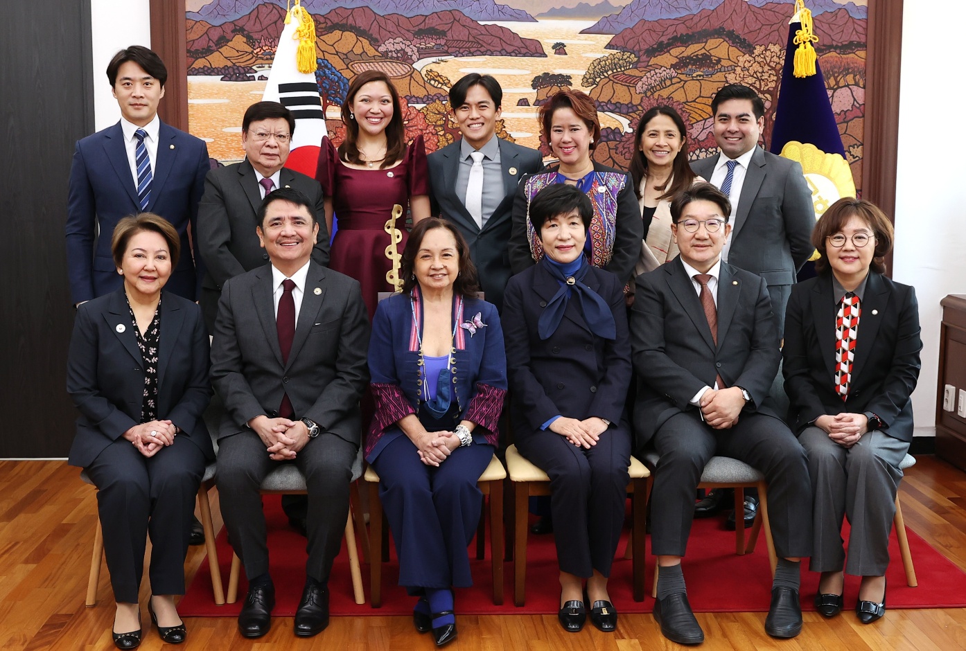 김영주 국회부의장이 27일(월) 부의장 집무실에서 글로리아 마카파갈 아로요 필리핀 하원 수석부의장과 기념촬영을 하고 있다.(사진=국회사무처 사진팀)