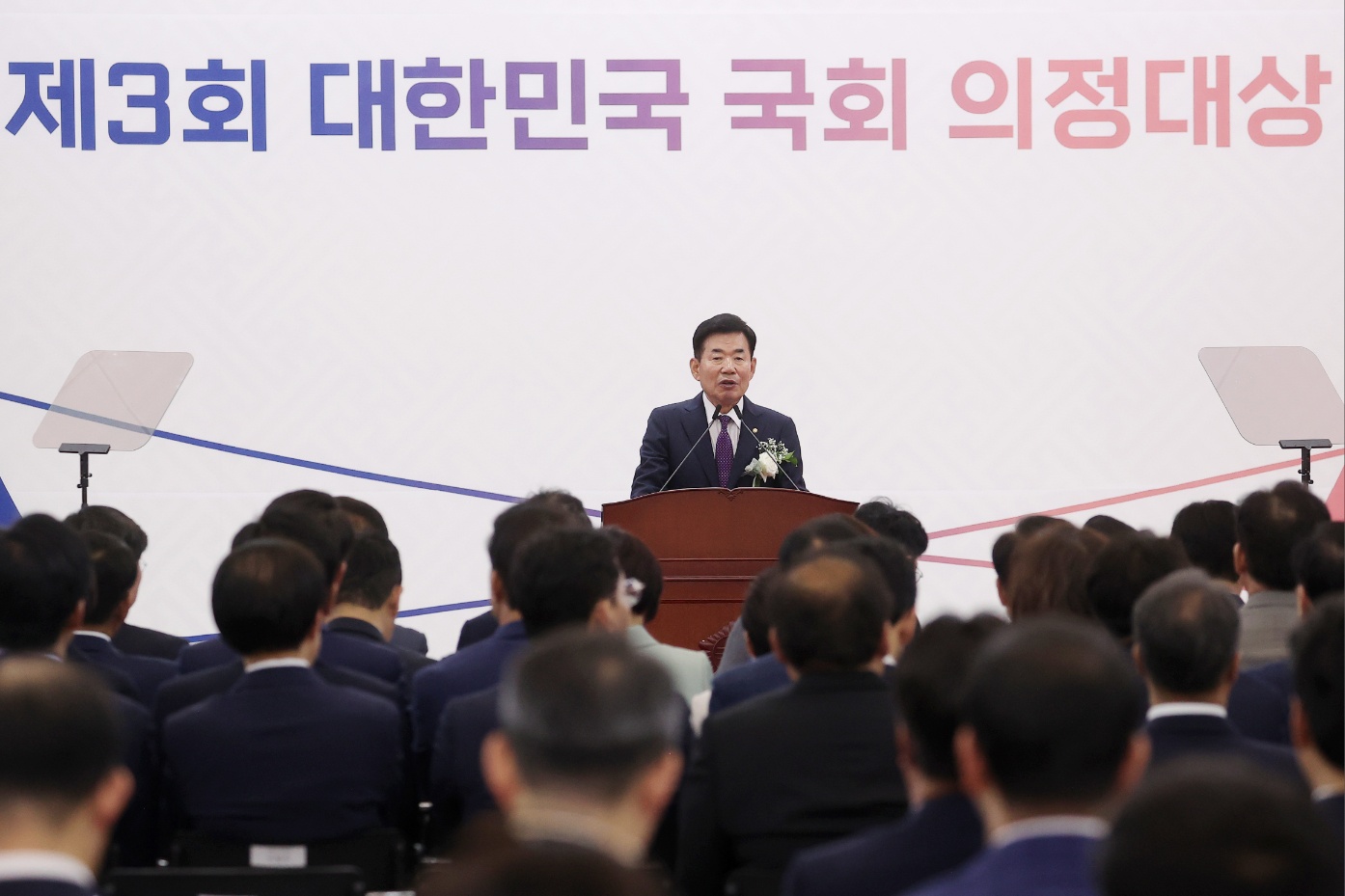 31일(수) 오전 국회의사당 본관 중앙홀에서 열린 '제3회 대한민국 국회 의정대상' 수상자들이 기념촬영을 하고 있다.(사진=국회사무처 사진팀)