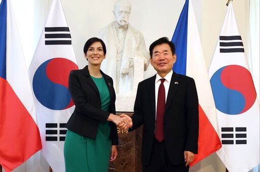 김진표 국회의장이 현지시간 7일(수) 마르케타 페카로바 아다모바 체코 하원의장과 반갑게 악수하고 있다.(사진=김진원 촬영관)
