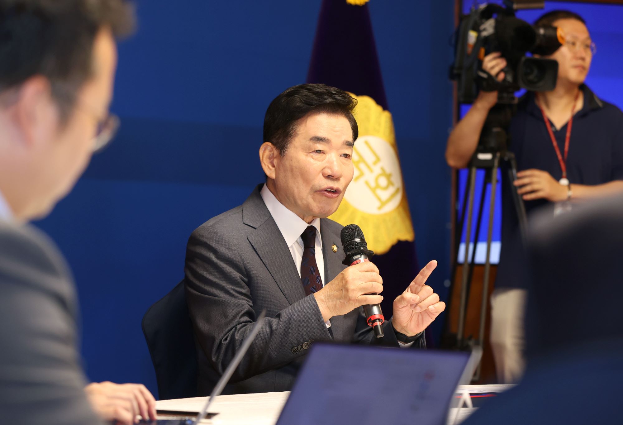 4일(화) 오전 국회 사랑재에서 열린 김진표 국회의장 취임 1주년 기자간담회에서 김 의장이 기자질문에 답하고 있다.(사진=국회사무처 사진팀)