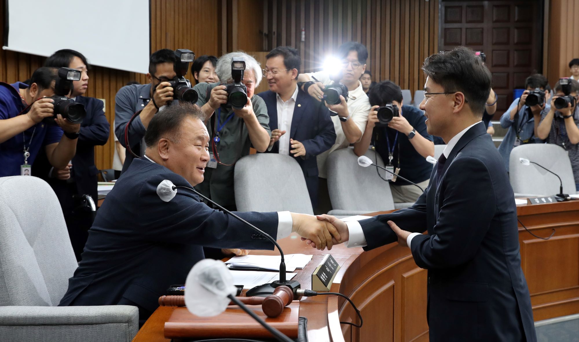11일(화) 국회 인사청문특별위원회 제408회국회(임시회) 제2차 전체회의에서 이상민 위원장(왼쪽)과 권영준 대법관 후보자가 악수를 나누고 있다.(사진=뉴시스)