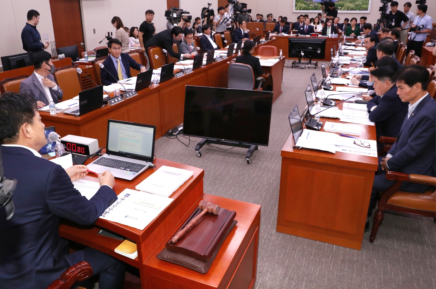 13일(목) 국회 외교통일위원회 제408회국회(임시회) 제1차 전체회의에서 김태호 위원장이 의사봉을 두드리고 있다.(사진=뉴시스)