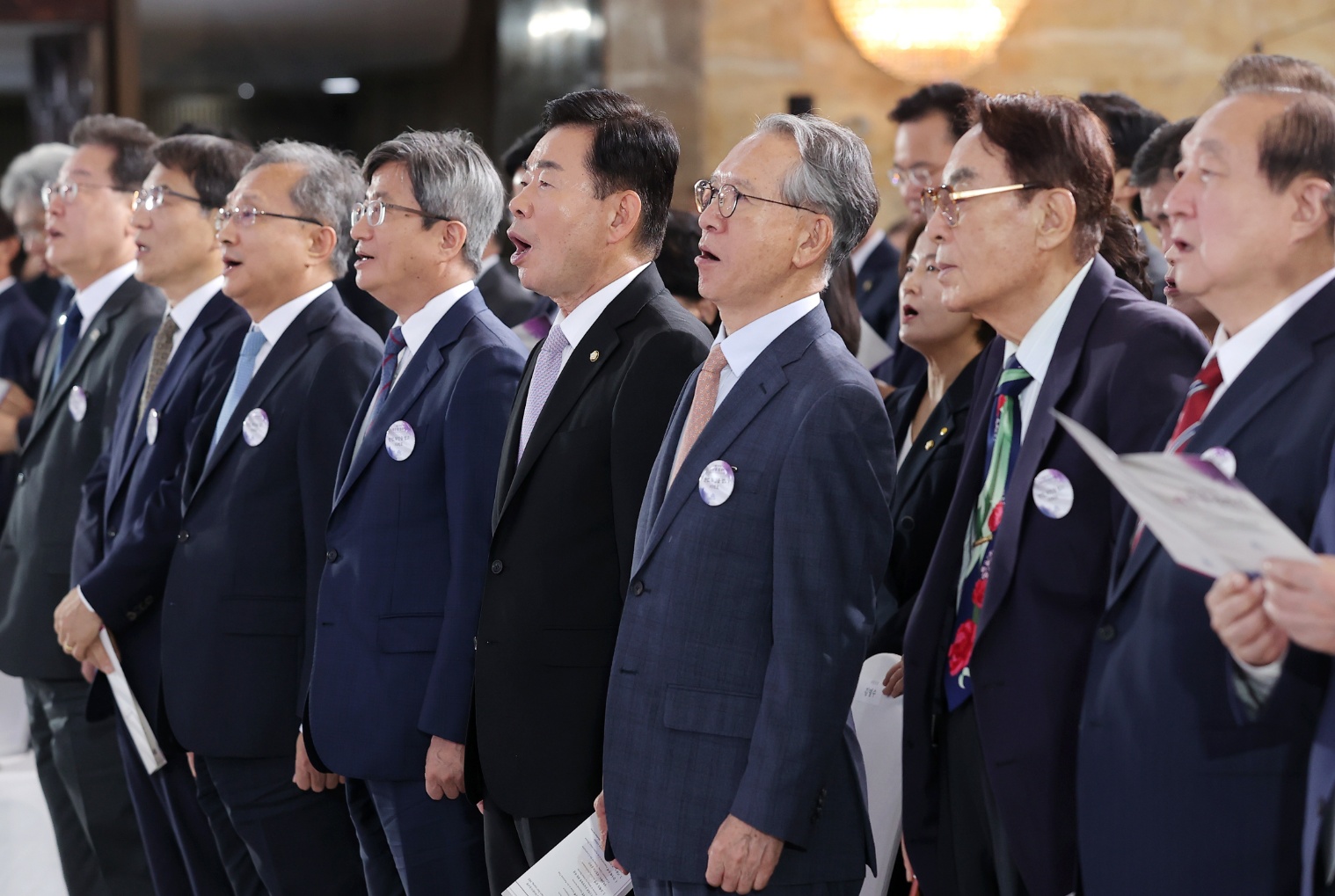 17일(월) 오전 국회의사당 본관 중앙홀에서 열린 '제75주년 제헌절 경축식'에서 참석자들이 애국가를 부르고 있다. 왼쪽부터 이재명 더불어민주당 대표, 노태악 중앙선거관리위원장, 유남석 헌법재판소장, 김명수 대법원장, 김진표 국회의장, 김형오 전 국회의장, 김봉호 전 국회부의장, 정대철 헌정회장.(사진=국회사무처 사진팀)