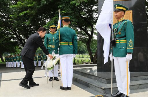 필리핀을 공식 방문 중인 김진표 국회의장이 현지시간 24일(월) 수도 마닐라에서 한국전 참전 기념비를 헌화하고 있다.(사진=김지범 촬영관)