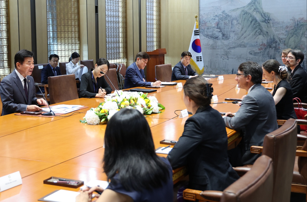 김진표 국회의장은 27일(목) 오후 국회접견실에서 프랭크 자누지 맨스필드 재단 회장 일행을 접견했다.