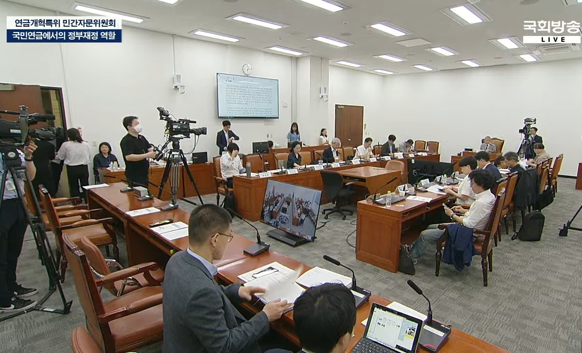 9일(수) 오후 국회 본관 220호에서 '국민연금과 정부 재정 역할'을 주제로 토론회를 개최했다.